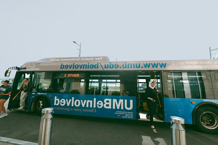 澳门新葡新京官方穿梭巴士在校园中心站.